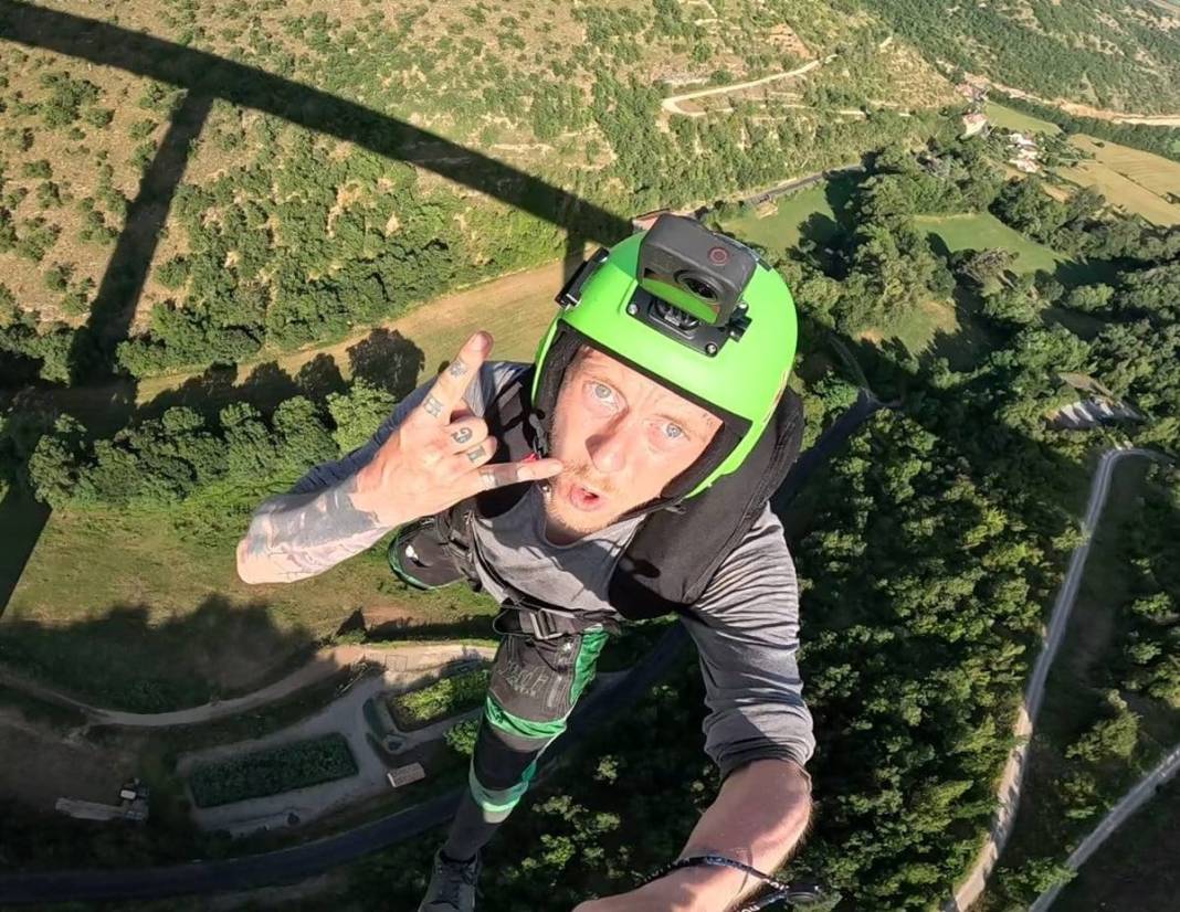 Kaçak çıktığı gökdelenden atladı, paraşütü açılmayınca feci şekilde öldü! Tüyler ürperten görüntü 1